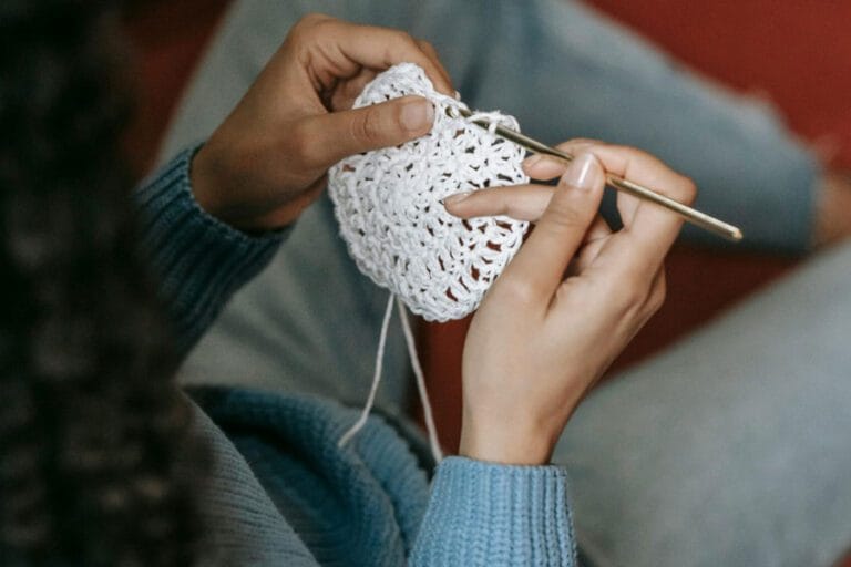 Mujer tejiendo crochet
