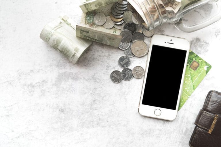 smartphone con app de dinero tarjeta de credito billetera