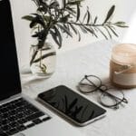 Escritorio zen con vela aromatica planta laptop calma Guía espacio trabajo zen 2025