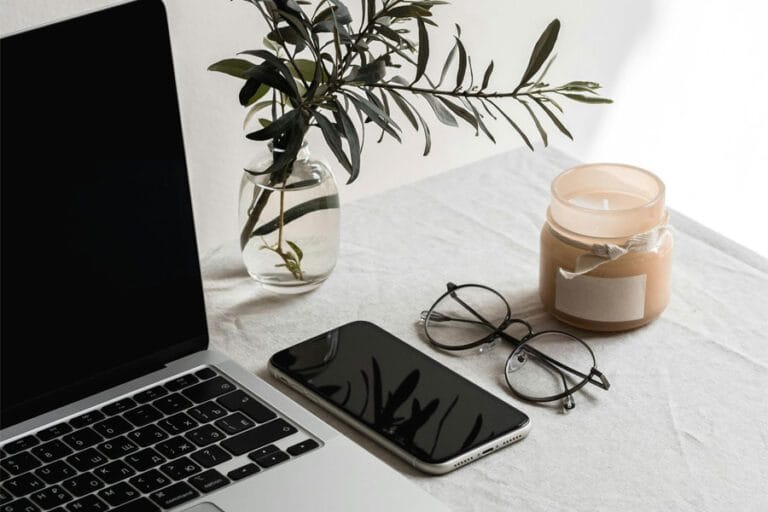 Escritorio zen con vela aromatica planta laptop calma Guía espacio trabajo zen 2025