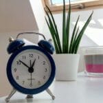 Método Pomodoro 2025 Reloj despertador azul redondo con campana en mesa blanca