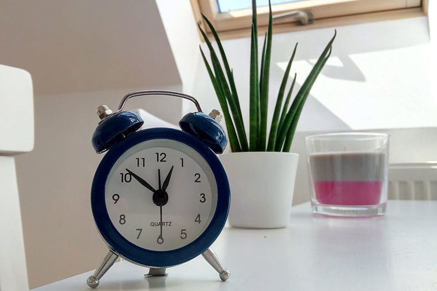 Método Pomodoro 2025 Reloj despertador azul redondo con campana en mesa blanca