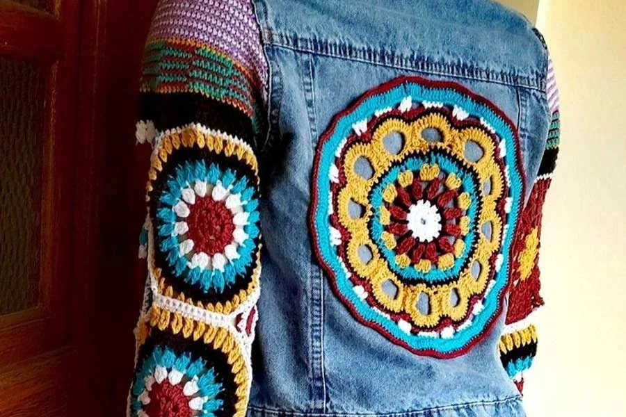 Cochet Upcycling chaqueta jean con tejido crochet incrustado