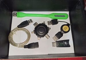 "Mis compras 'por si acaso' - adaptadores y cables guardados por años sin usar, ejemplo de consumo impulsivo en temporadas de ofertas"