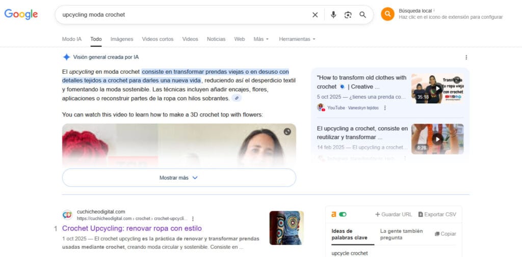 Captura de resultados de Google para la búsqueda "upcycling moda crochet" mostrando un resultado de Cuchicheo Digital posicionado orgánicamente después de contenido automatizado.