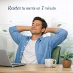 joven tomando un descanso frente al computador, respirando profundamente con expresión serena. Lleva camisa azul y camiseta blanca, sentada en una silla verde, con laptop, taza y planta sobre el escritorio. Texto superior: “Resetea tu mente en 1 minuto”